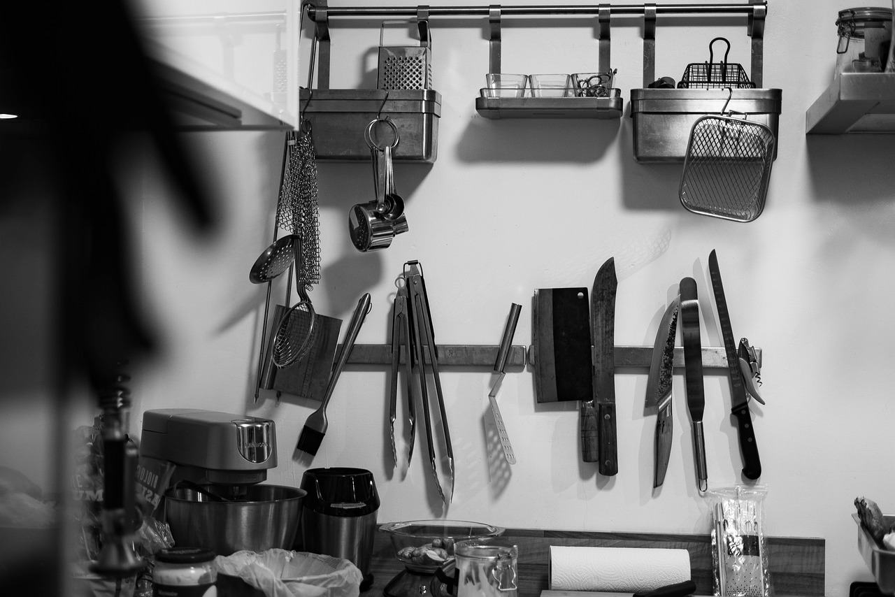 10 utensili indispensabili per una cucina organizzata e funzionale